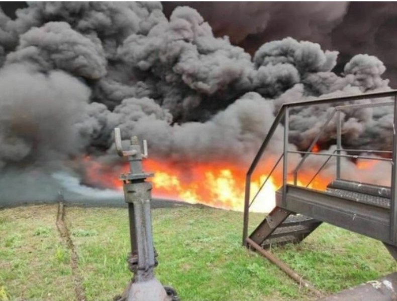 Голям пожар е възникнал в петролната рафинерия в Лисичанск, съобщава