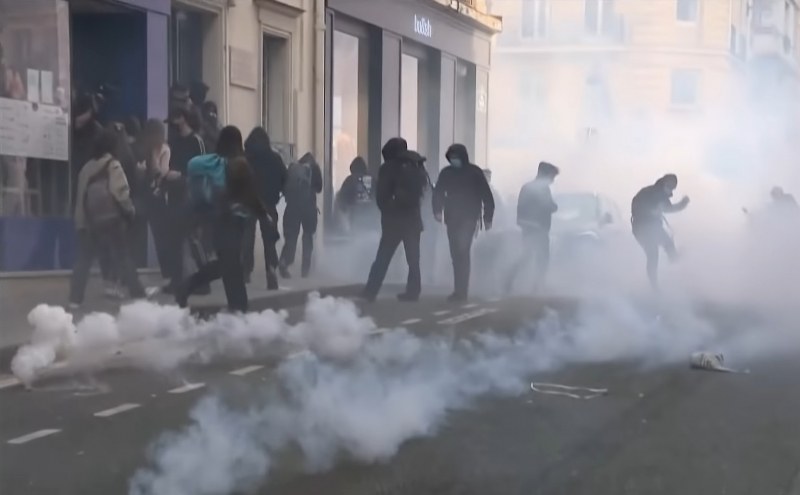 Сблъсъци с полицията на протести в Париж СНИМКИ