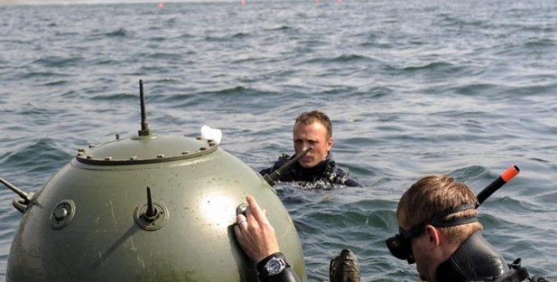 Турци и румънци неутрализират плаващи мини в Черно море
