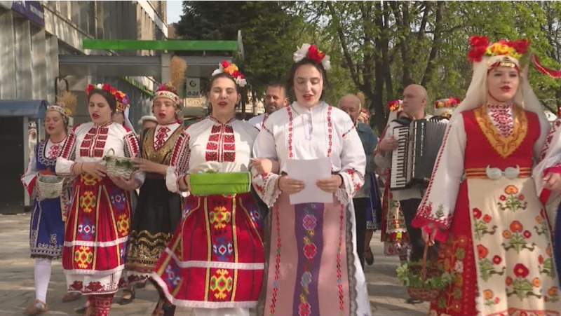 В Мездра лазарки събират средства за лечението на млад баща