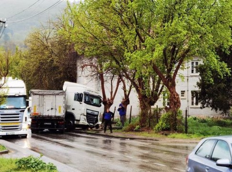 Инцидент с камион в Самоводене, движението е затруднено СНИМКИ