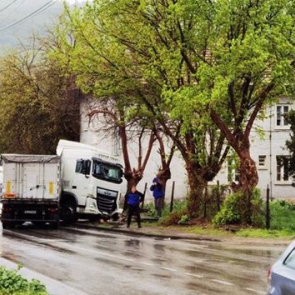 Тежка катастрофа между товарни автомобили е станала в село Самоводене