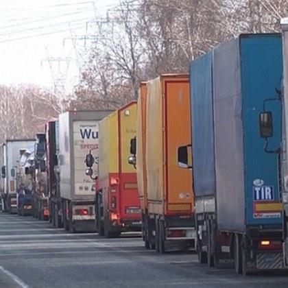 Колона с бронетехника, натоварена на камиони, затрудни движението на ГКПП 