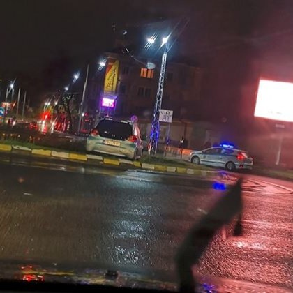 Тойота опита да премине напряко през кръгово кръстовище в Пловдив