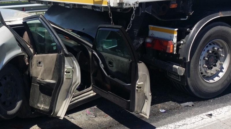 Пиян шофьор на Ауди се блъсна в камион