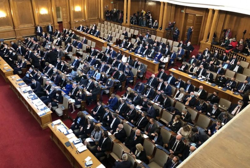 Проучване показа спад в доверието към правителството. Кой води класацията?