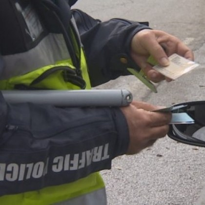 Пловдивски полицаи задържаха шофьор опитал се да ги подкупи Около