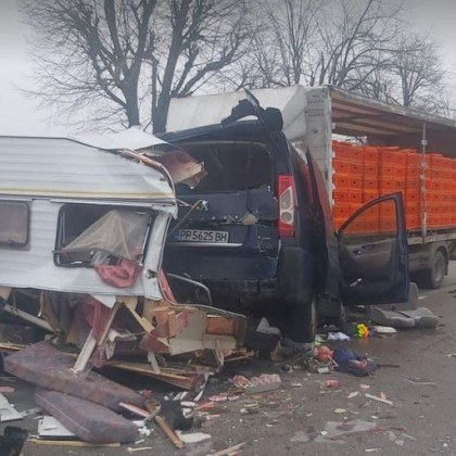Шофьор загина в катастрофа между камион и бус, деца и жена са пострадали