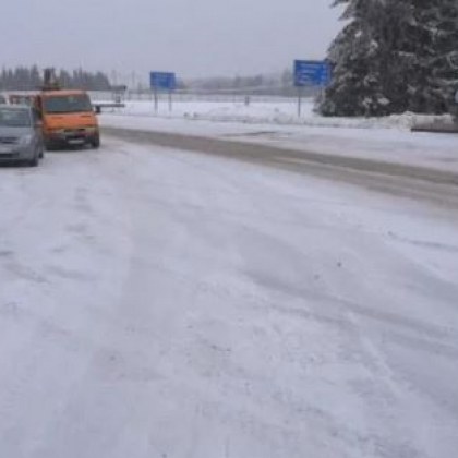 Сняг вали в прохода Петрохан, коли са блокирани под Вихрен