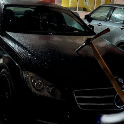 Колата на политик от Варна осъмна със забита кирка в