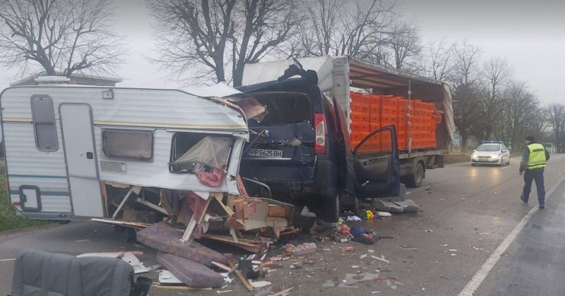 Шофьор загина в катастрофа между камион и бус, деца и жена са пострадали