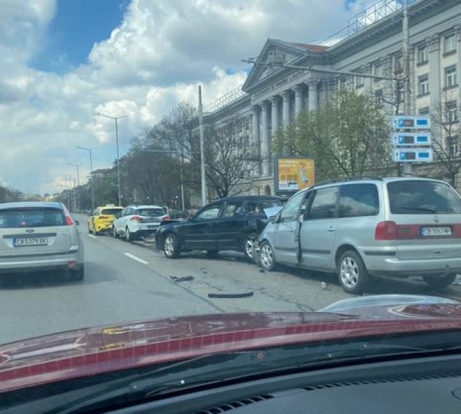 Верижна катастрофа в София СНИМКИ