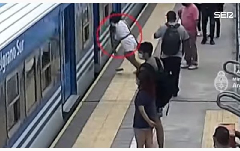 Жена оцеля, след като падна под движещ се влак в метрото  ВИДЕО