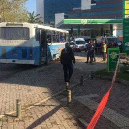 Един човек е загинал и четирима са били ранени днес