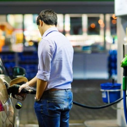 Цена на горивата от 4 лв л е абсурдно висока на