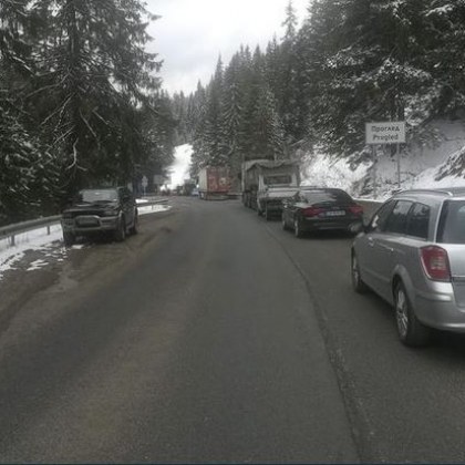 Пътни строители блокираха главния път Смолян Асеновград на разклона за с