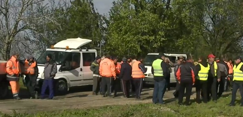 Пътните строители блокират възлови пътища в страната