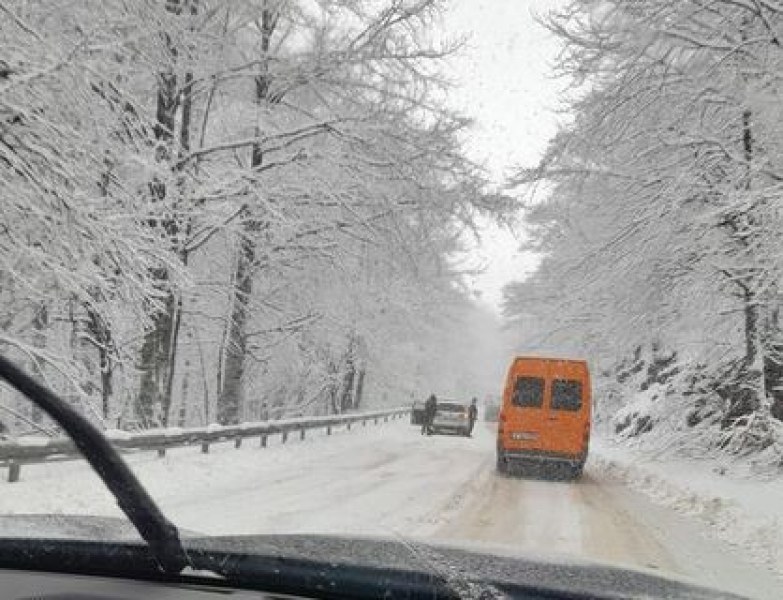 Проходът Петрохан побеля, снеговалеж и над АМ  