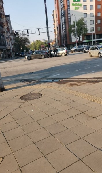 Две коли се блъснаха на възлово кръстовище в Пловдив СНИМКА
