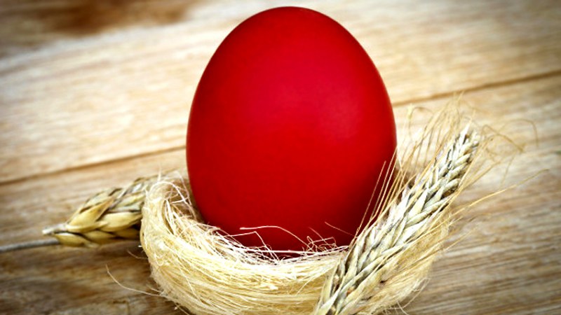Червеното яйце е знак за Възкресението на Христос. Народите са