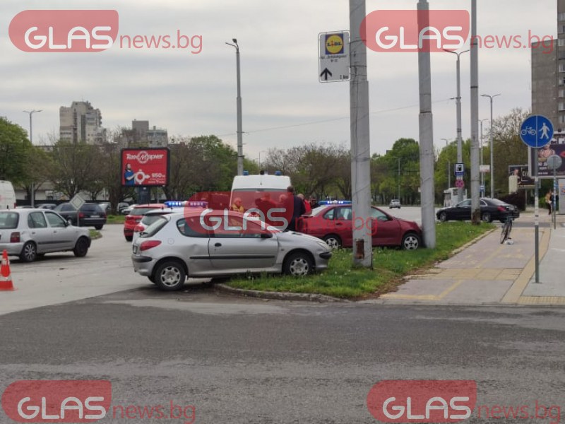 Две коли се блъснаха на натоварено кръгово кръстовище в Пловдив  СНИМКИ