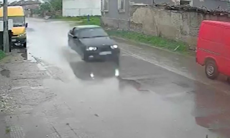 Пиян шофьор летя с колата си в пловдивско село, заби се в ограда ВИДЕО