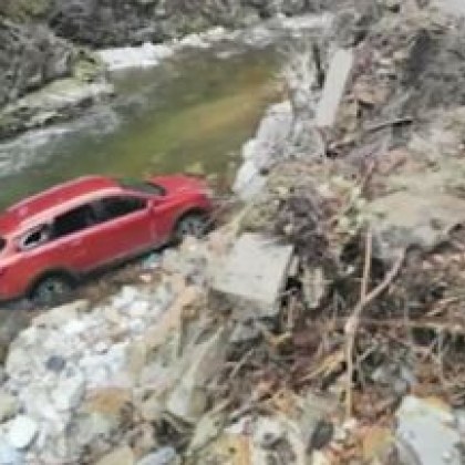 Кола пропадна в река на пътя към село Ягодина Жители