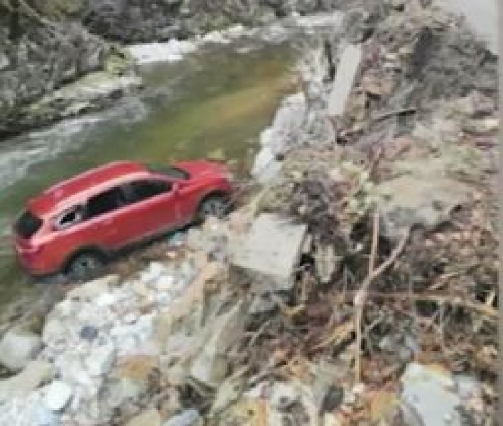 Кола пропадна в река на пътя към село Ягодина. Жители