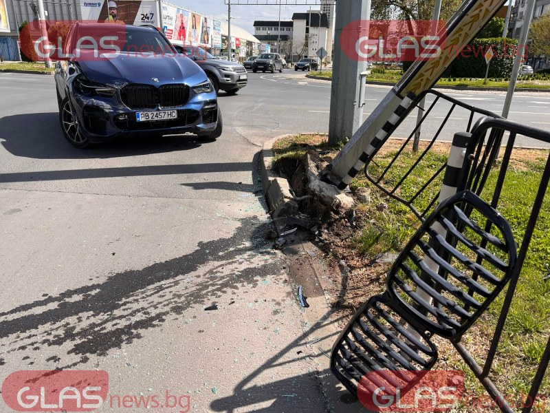БМВ и Опел се блъснаха на кръгово в Пловдив СНИМКИ