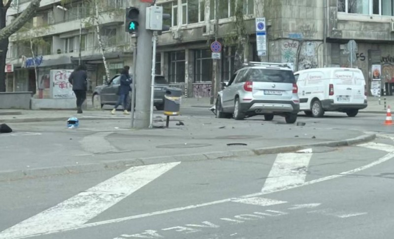 Кола отнесе моторист в София