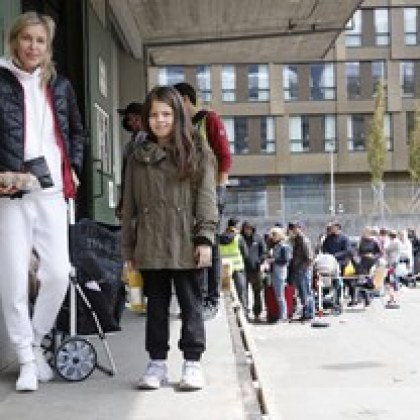 Хиляди се наредиха в депо в Цюрих където благотворителната организация