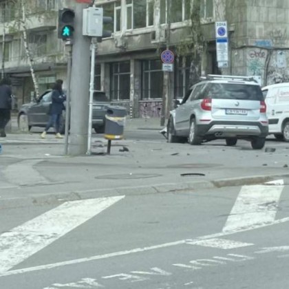 Кола удари моторист на кръстовището пред Националния стадион Васил Левски
