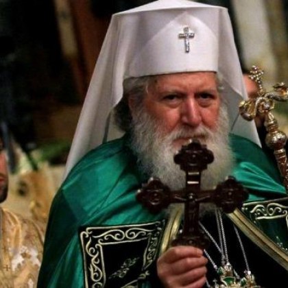 Българският патриарх Неофит и митрополитите от Българската православна църква се обърнаха