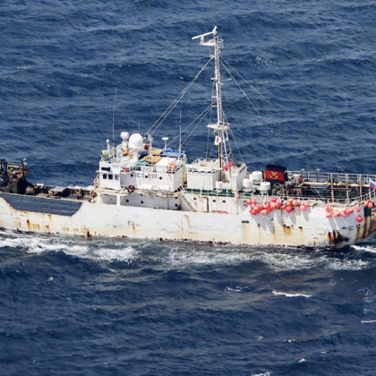 Японски спасители издирват в събота туристически кораб превозваща около 30