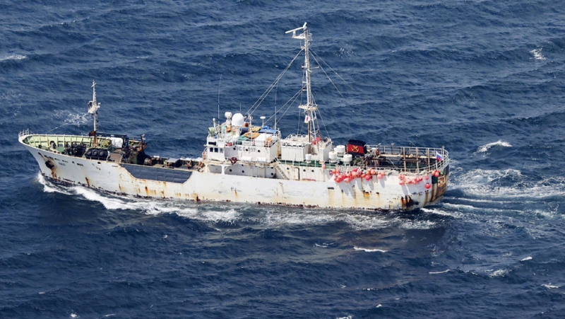 Японски спасители издирват в събота туристически кораб, превозваща около 30