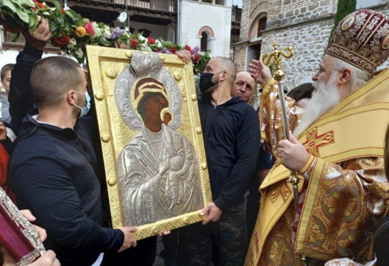 Чудотворната икона на Света Богородица изнесоха от Бачковския манастир