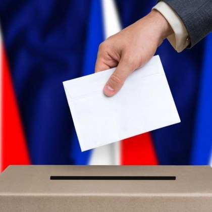 Французите гласуват днес за следващия президент на страната и също