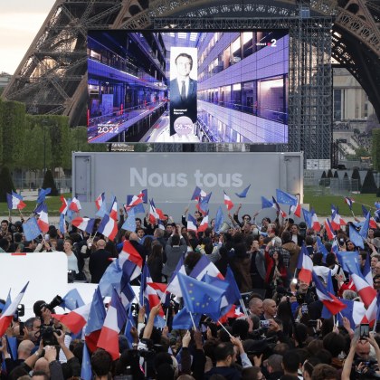 Президентът на Франция Еманюел Макрон печели втория тур на президентските