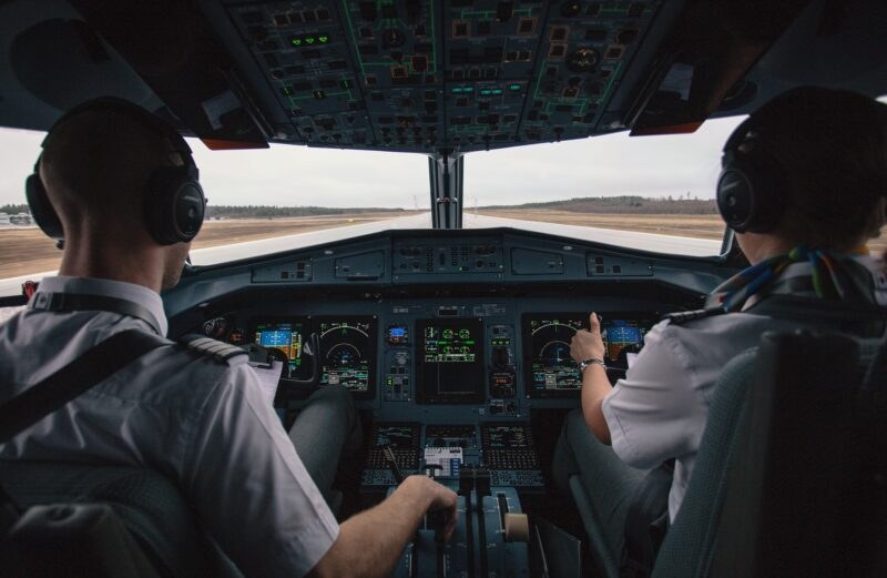 Полицията на летище Схипхол в Амстердам е откри двама пилоти