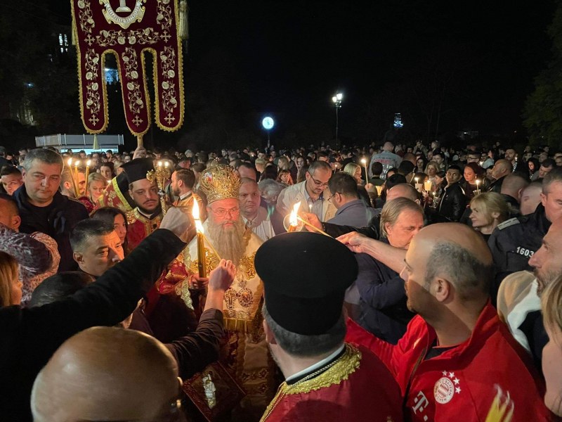 Заря и стотици вярващи посрещнаха Великден в Пловдив СНИМКИ