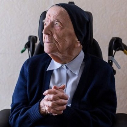 Сестра Андре 118 годишна френска монахиня която е най възрастният човек във