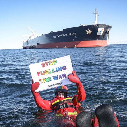 Екоактивисти от Грийнпийс и Бунт срещу унищожението днес блокираха танкер
