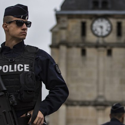Френски полицаи стреляха по автомобил в центъра на Париж и