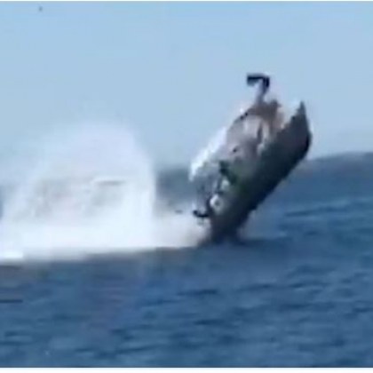 Гигантски гърбат кит прати ужасени туристи във въздуха след като