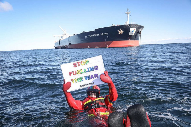 Екоактивисти от Грийнпийс и Бунт срещу унищожението днес блокираха танкер,