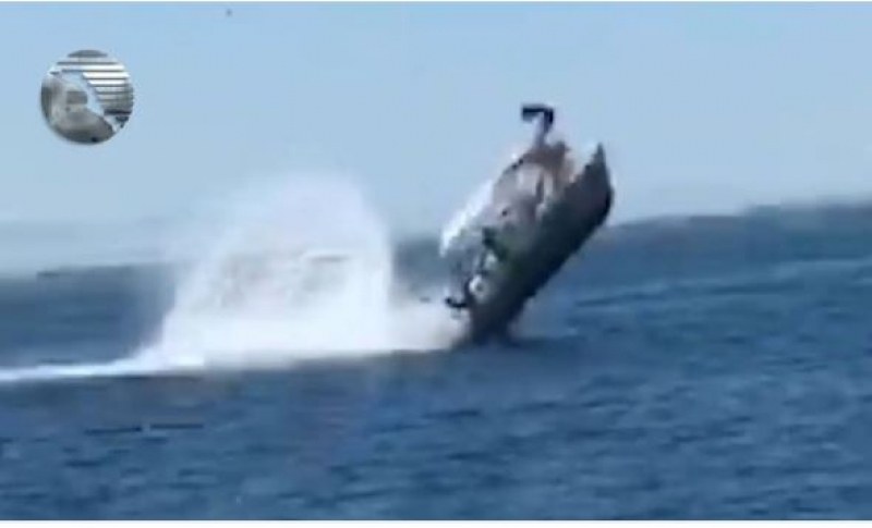 Гигантски гърбат кит прати ужасени туристи във въздуха, след като