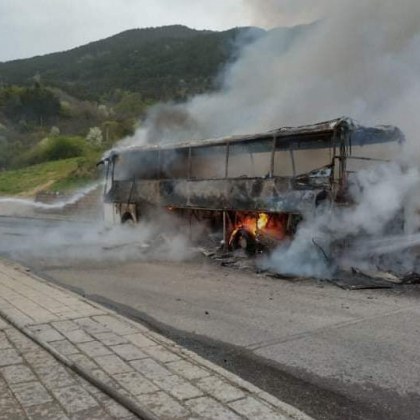 Пътнически автобус изпълняващ курс се е запалил на излизане от