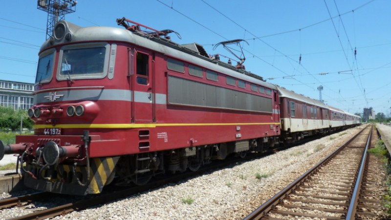 23-годишна жена е с опасност за живота, след като влак