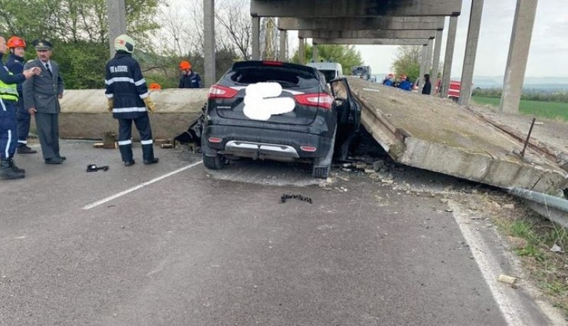 Експерт: Бетонното съоръжение, паднало върху кола, не се поддържа