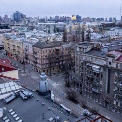 В южния украински град Херсон късно снощи отекна серия от